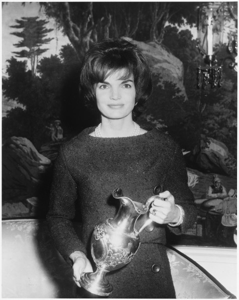 Silver Pitcher presented to White House. Mrs. Kennedy. White House, Diplomatic Reception Room. - NARA - 194176