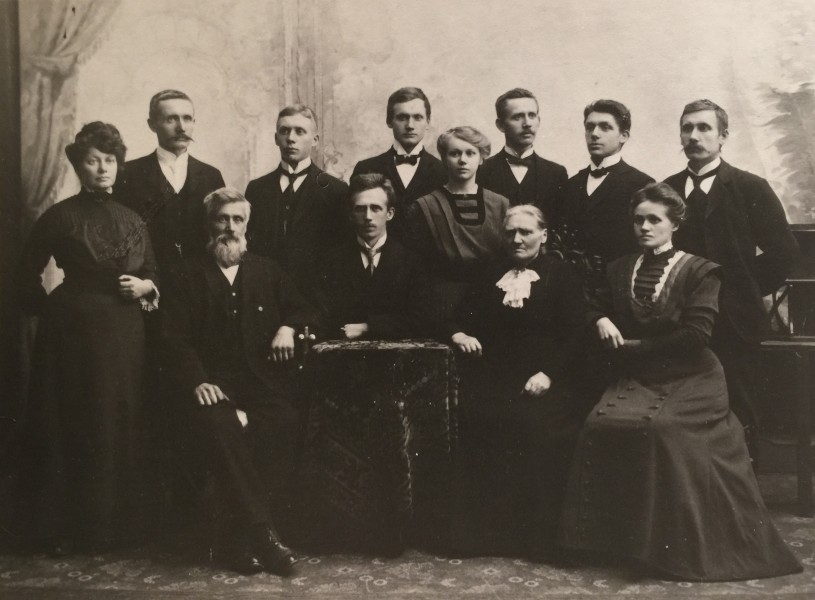Thorvald Oftedal with parents and siblings