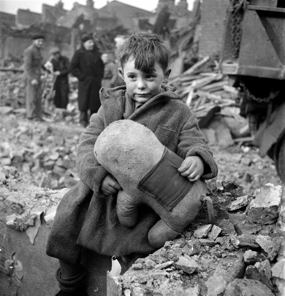 Toni Frissell, Abandoned boy, London, 1945