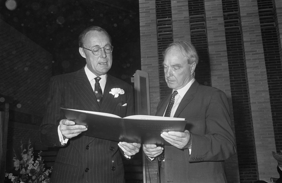 Uitreiking Erasmusprijs 1968. Prins Bernhard overhandigd de prijs aan Henry Moore in Provinciehuis te Arnhem