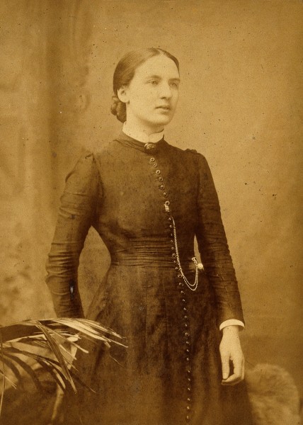 Unidentified woman. Photograph by Boning & Small. Wellcome V0028347