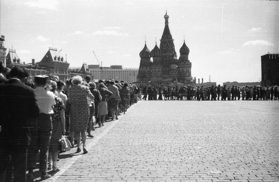 Vörös tér, sorban állók a Lenin mauzóleumhoz. Háttérben a Vaszilij Blazsennij székesegyház. Fortepan 62026