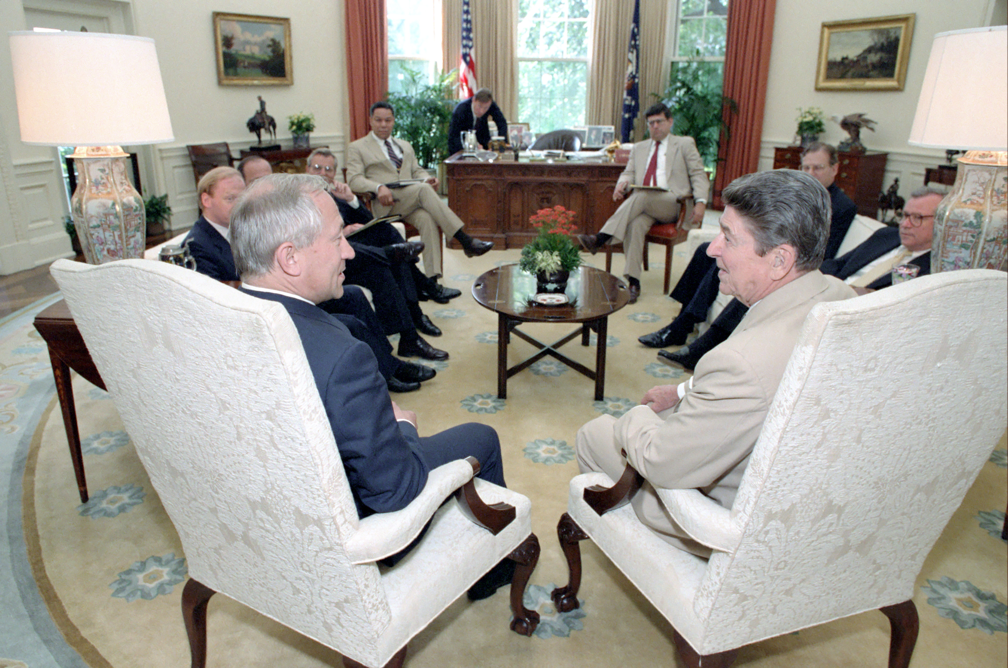 Reagan’s meeting with Oleg Gordievsky in the Oval Office (14)
