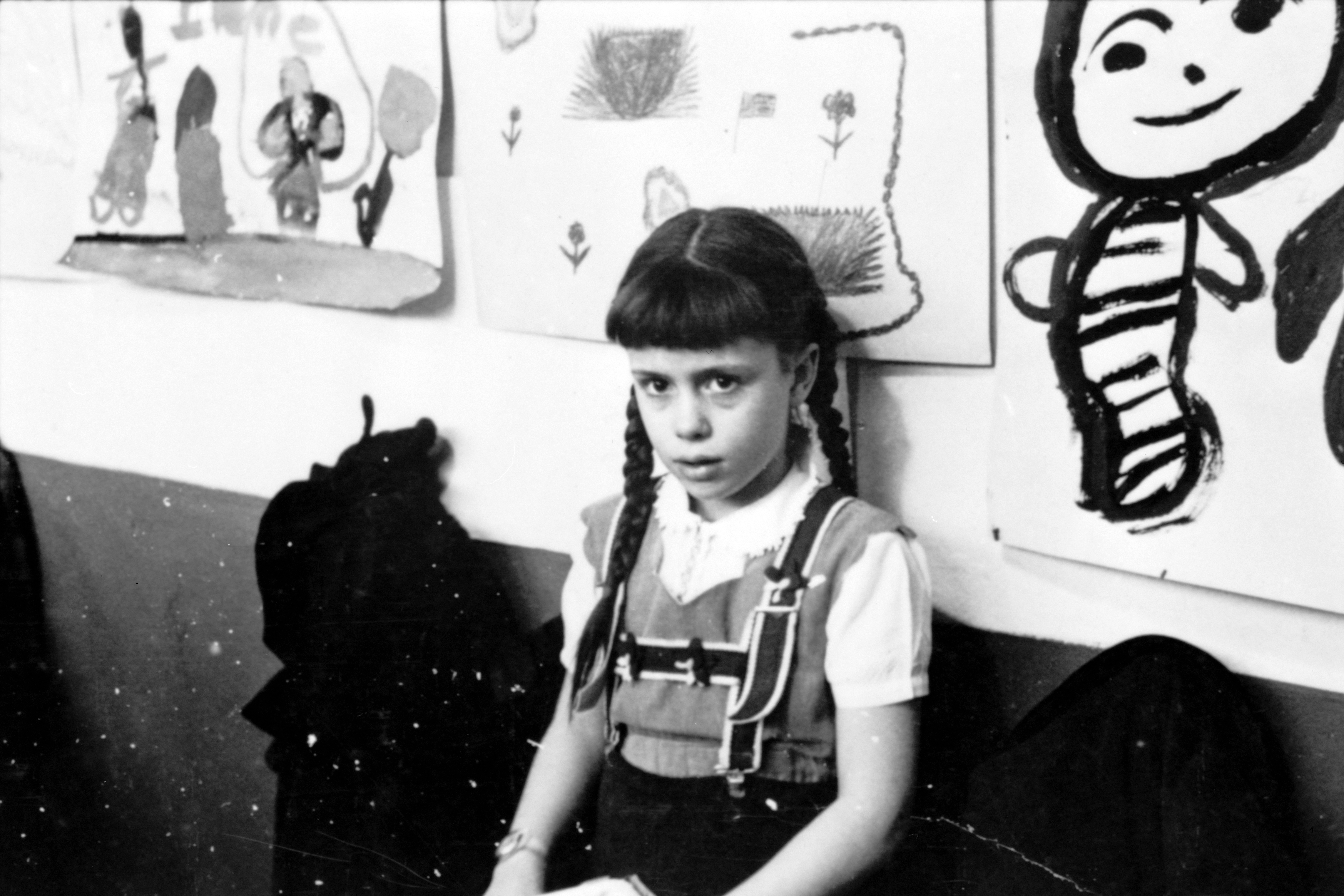 Stanley Kubrick - girl with artwork cph.3d02351