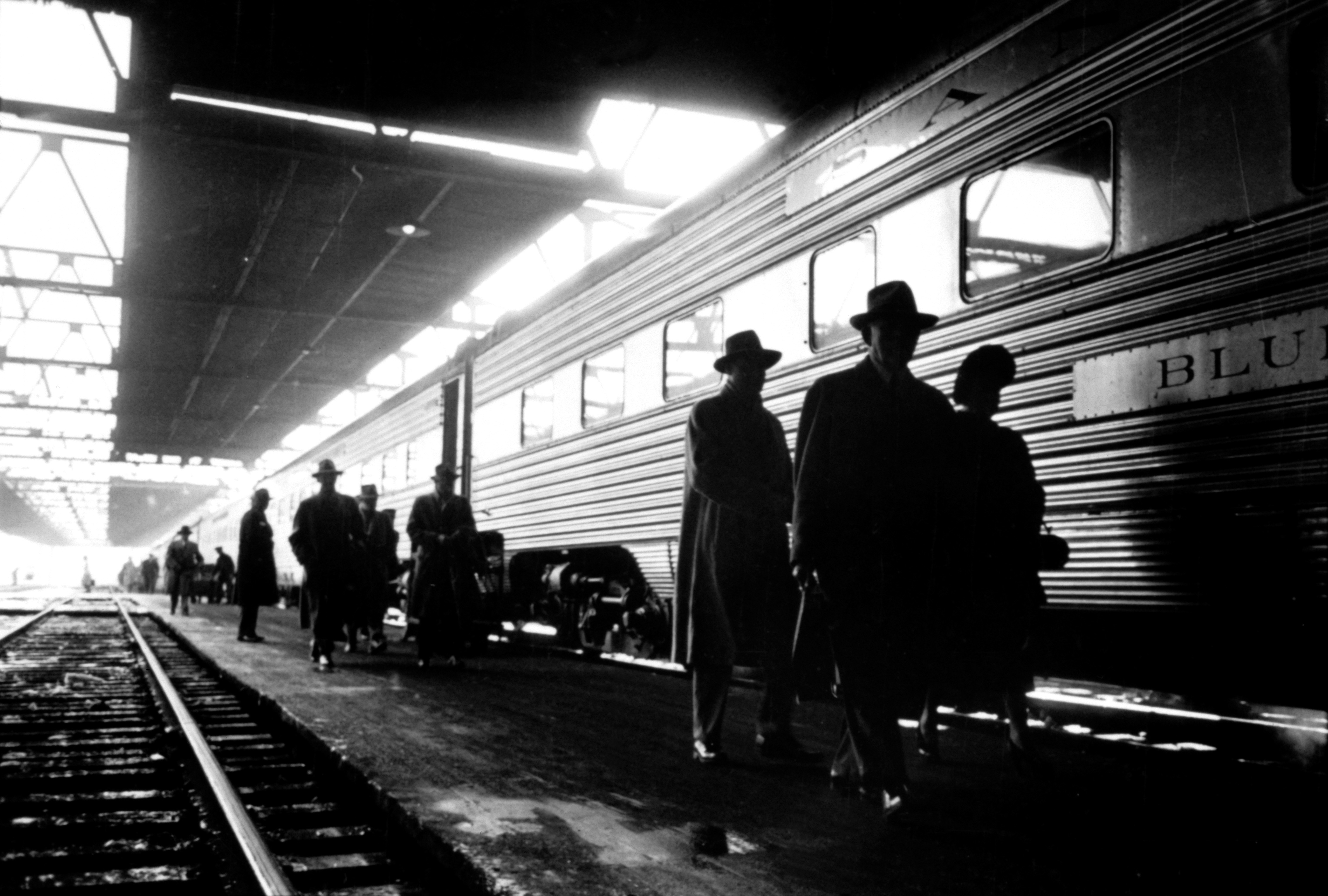 Stanley Kubrick, Commuters in train station, Chicago, 1949