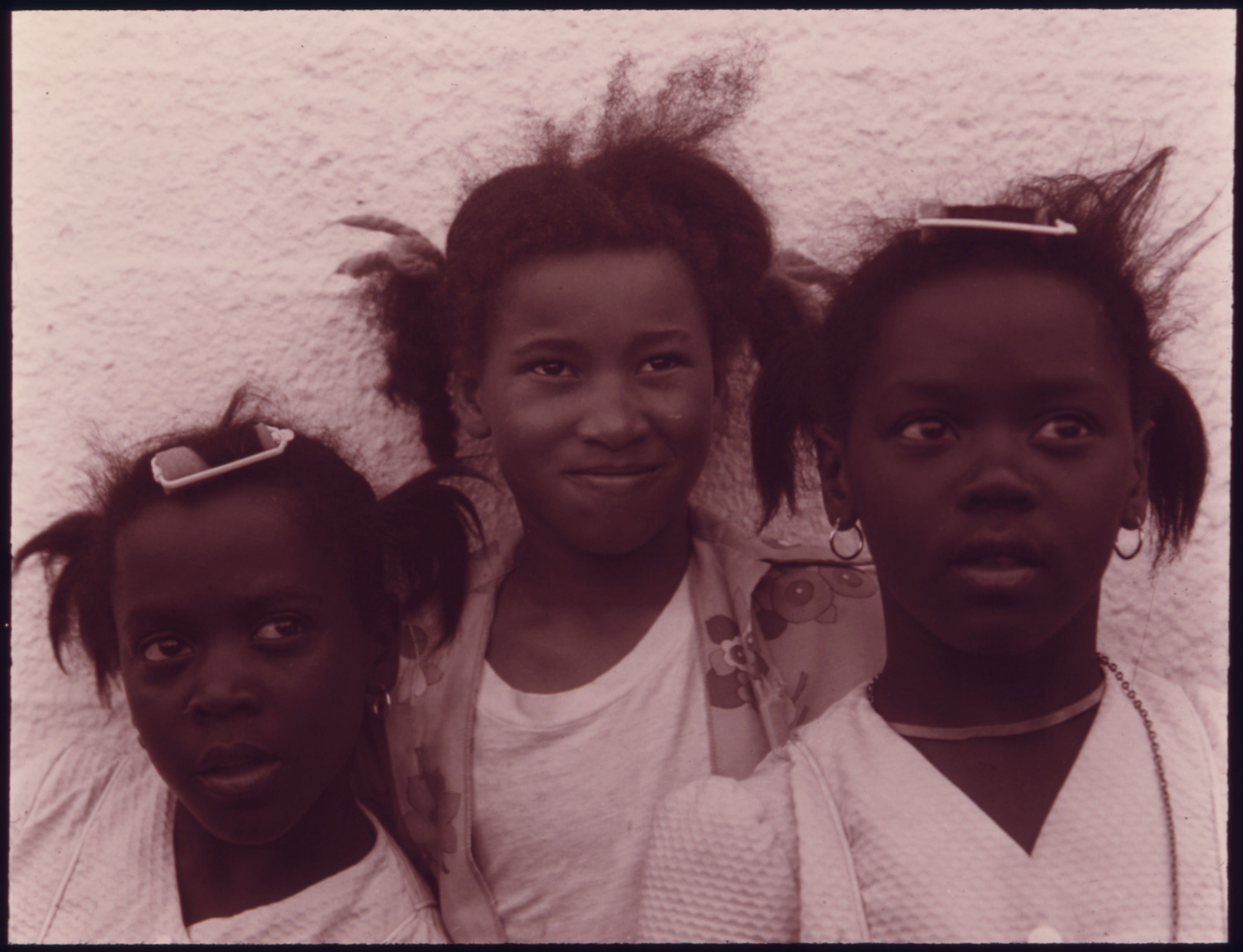 THREE GIRLS IN GALVESTON, TEXAS. THIS IS ONE OF A SERIES OF 21 BLACK AND WHITE PHOTOGRAPHS. THEY DOCUMENT THE... - NARA - 557639