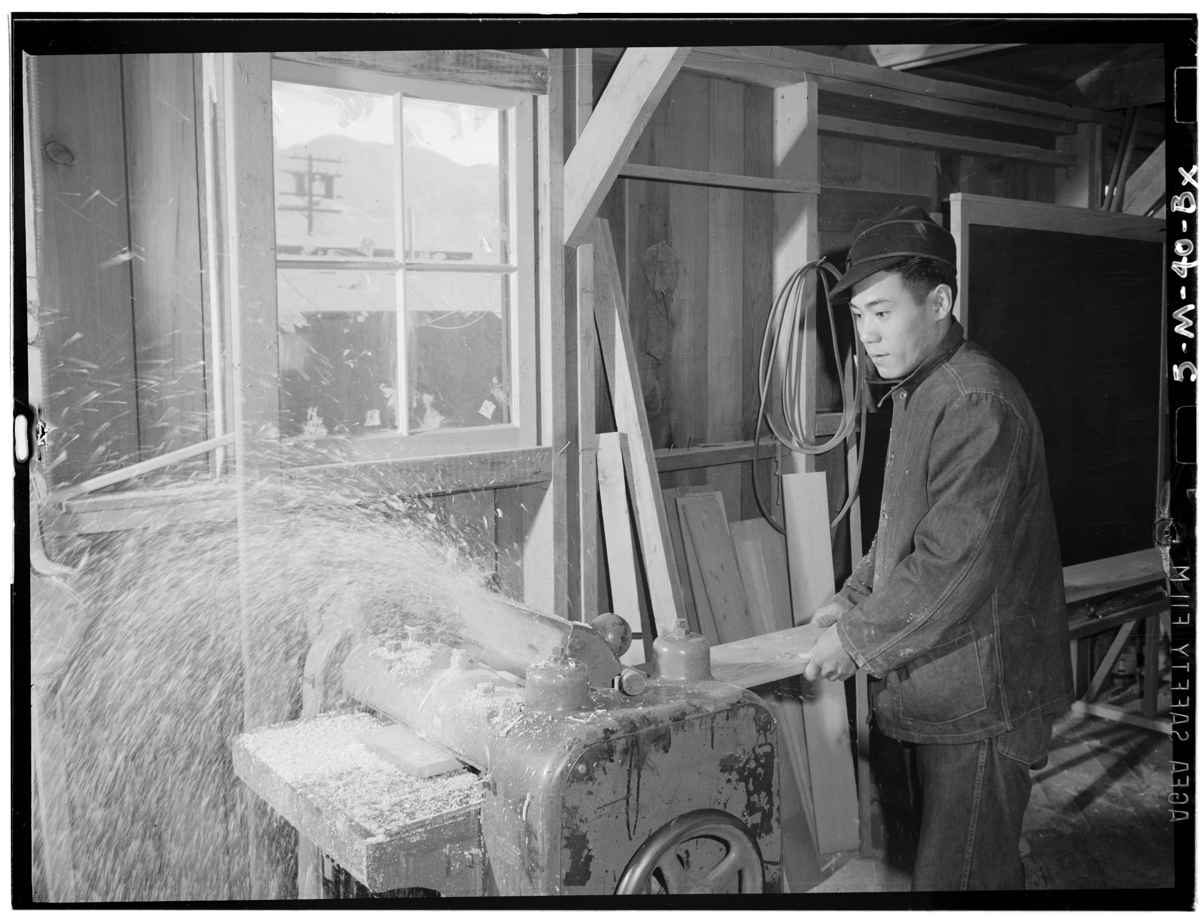 Ansel Adams Manzanar - Hidimi Tayenaka (woodworker), Manzanar Relocation - LOC ppprs-00142
