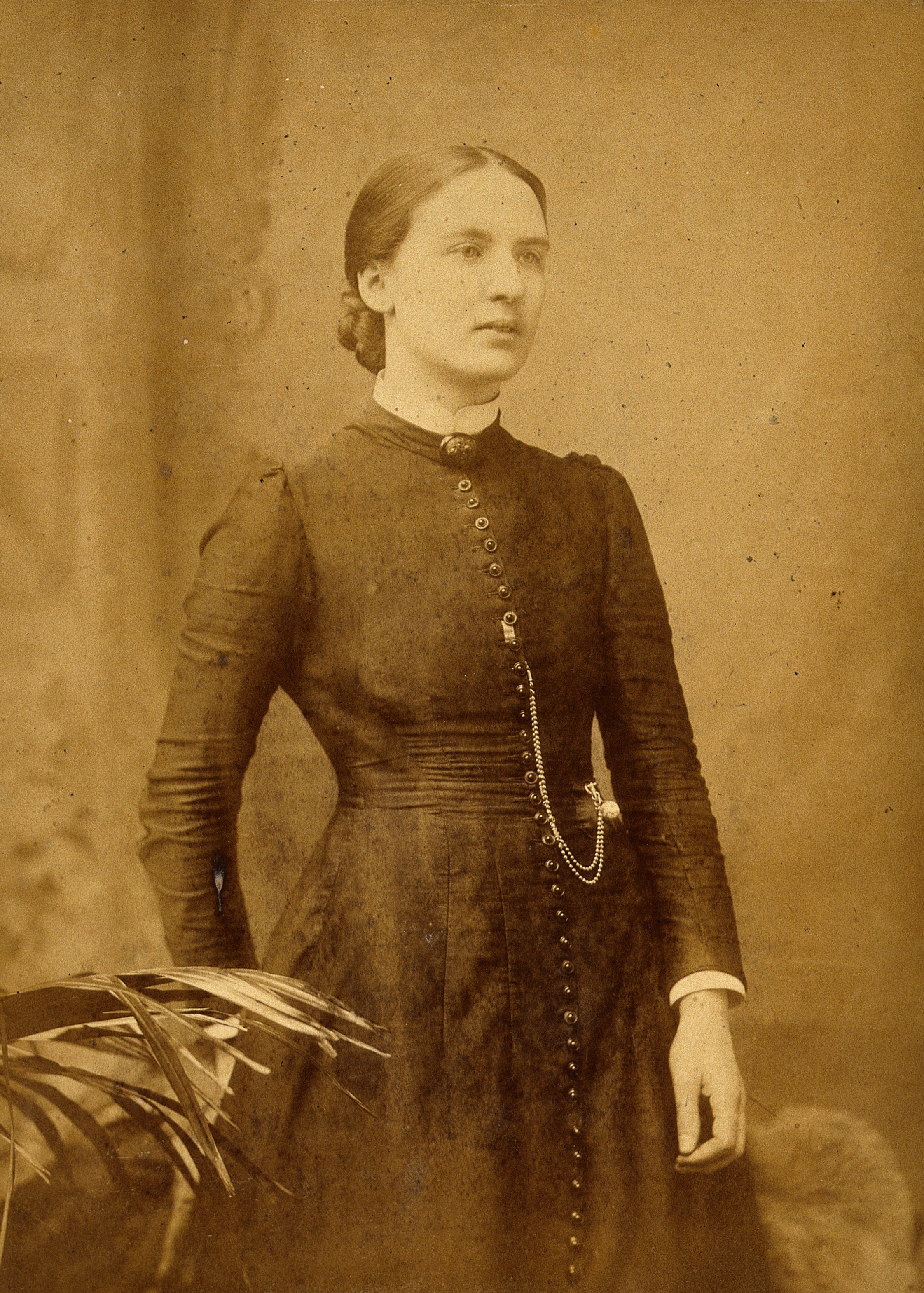 Unidentified woman. Photograph by Boning & Small. Wellcome V0028347
