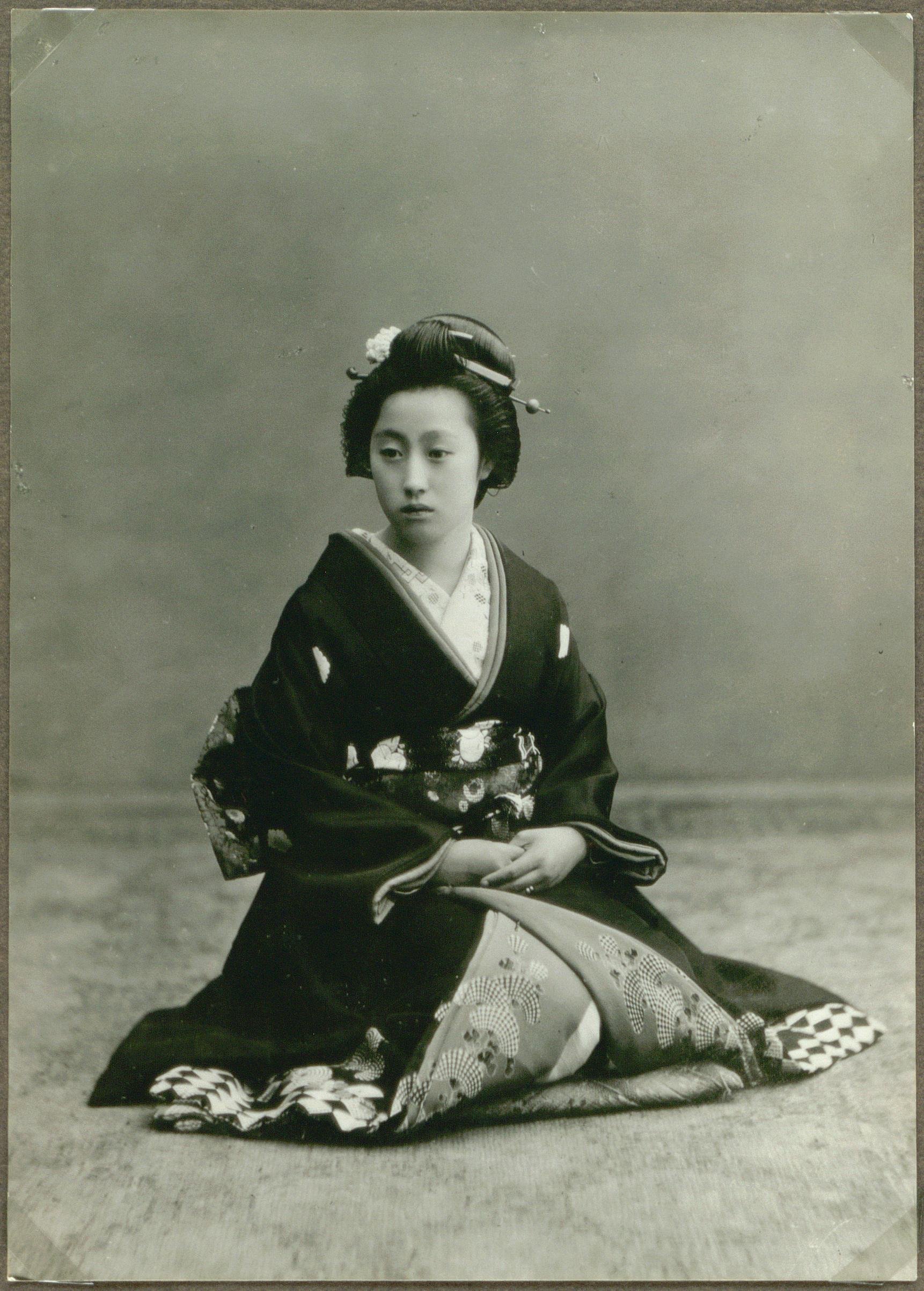 Young woman, Japan (10797490246)