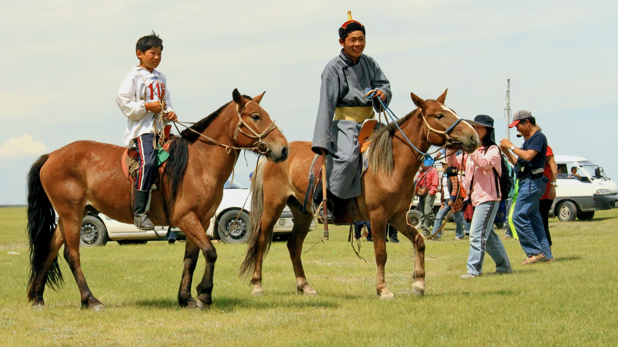 Jeźdźcy na stepie na lokalnym festiwalu Naadam (02)