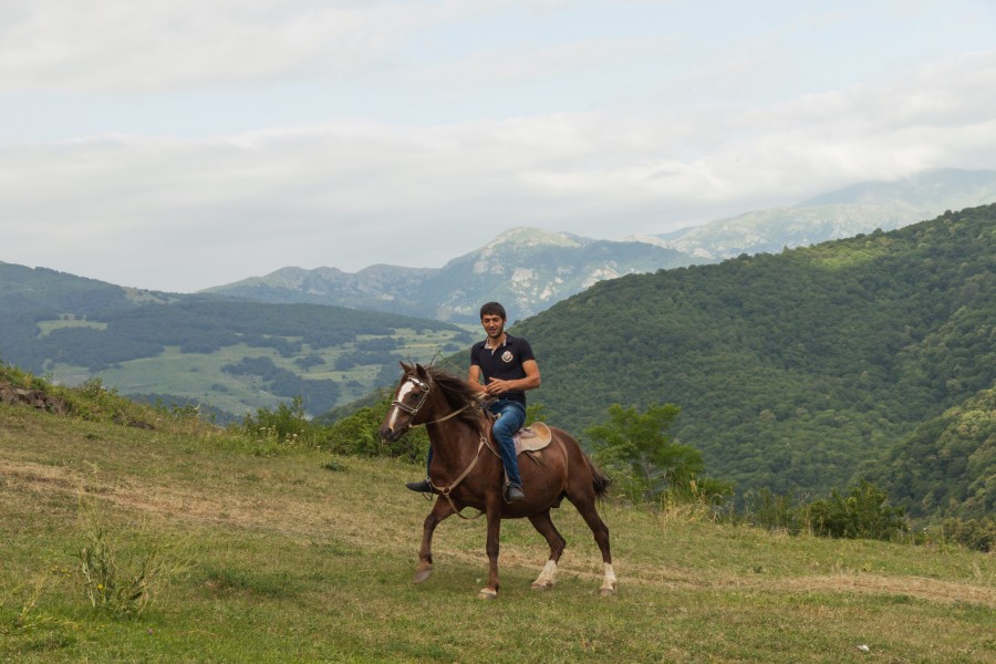 2014 Prowincja Tawusz, Gosz, Ormiański mężczyzna na koniu obok klasztoru Goszawank (01)