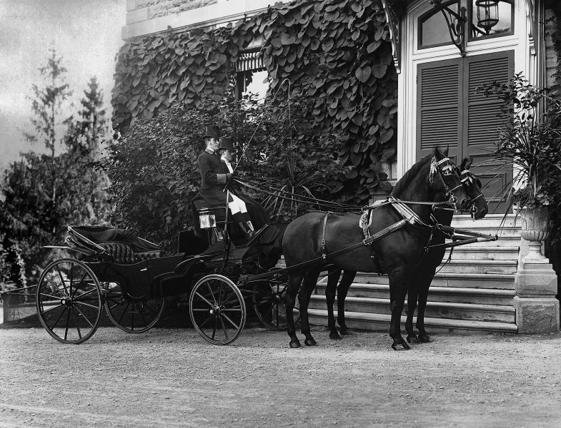Carriage outside Andrew Allan's house, Montreal, 1901
