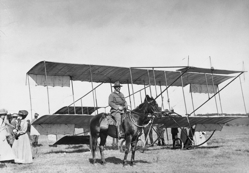 Colonel Granville Ryrie and a box kite, 1914 (3527159012)