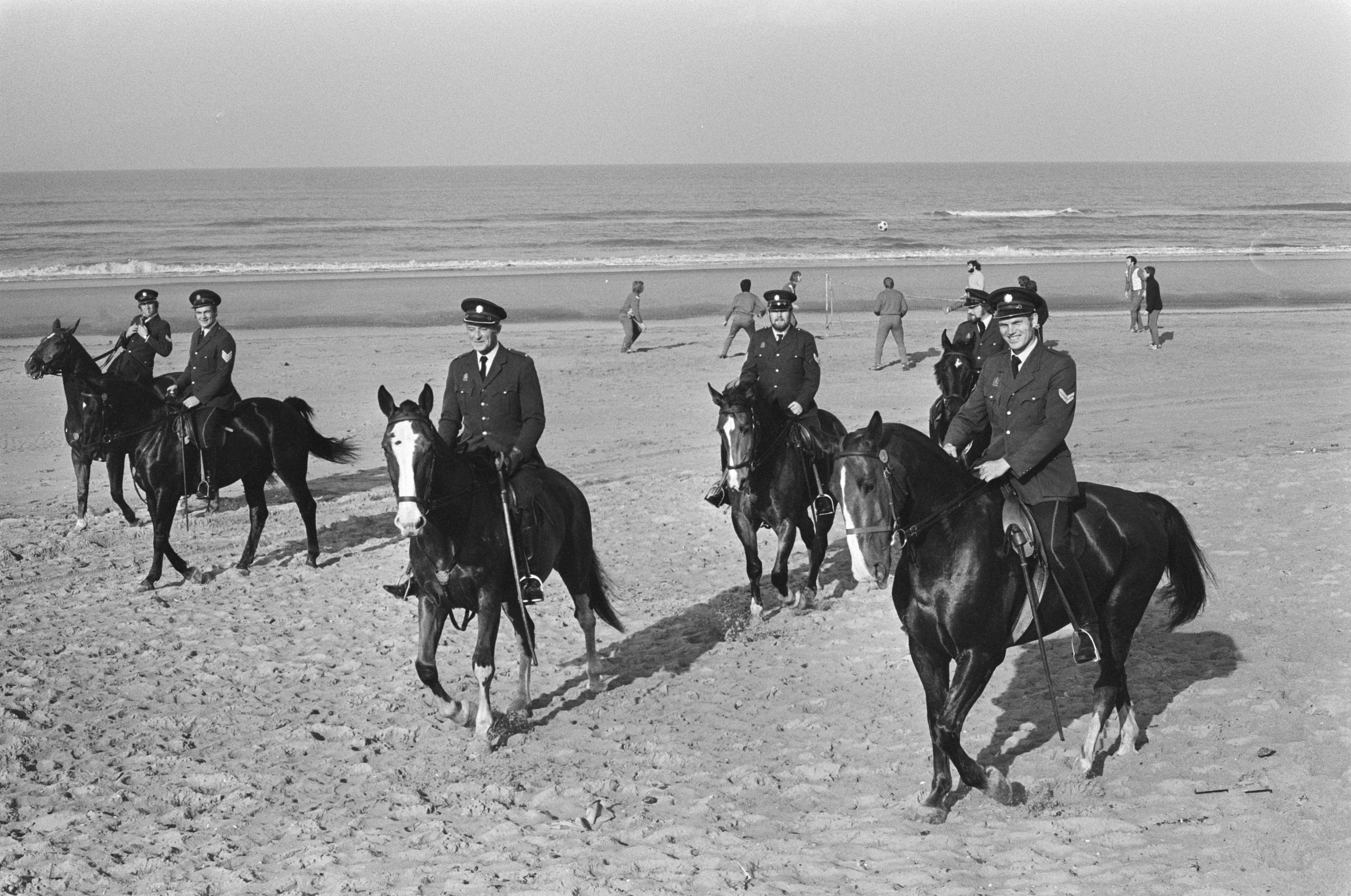 Training Ajax in Wassenaar politie te paard op strand tijdens training, Bestanddeelnr 928-2529