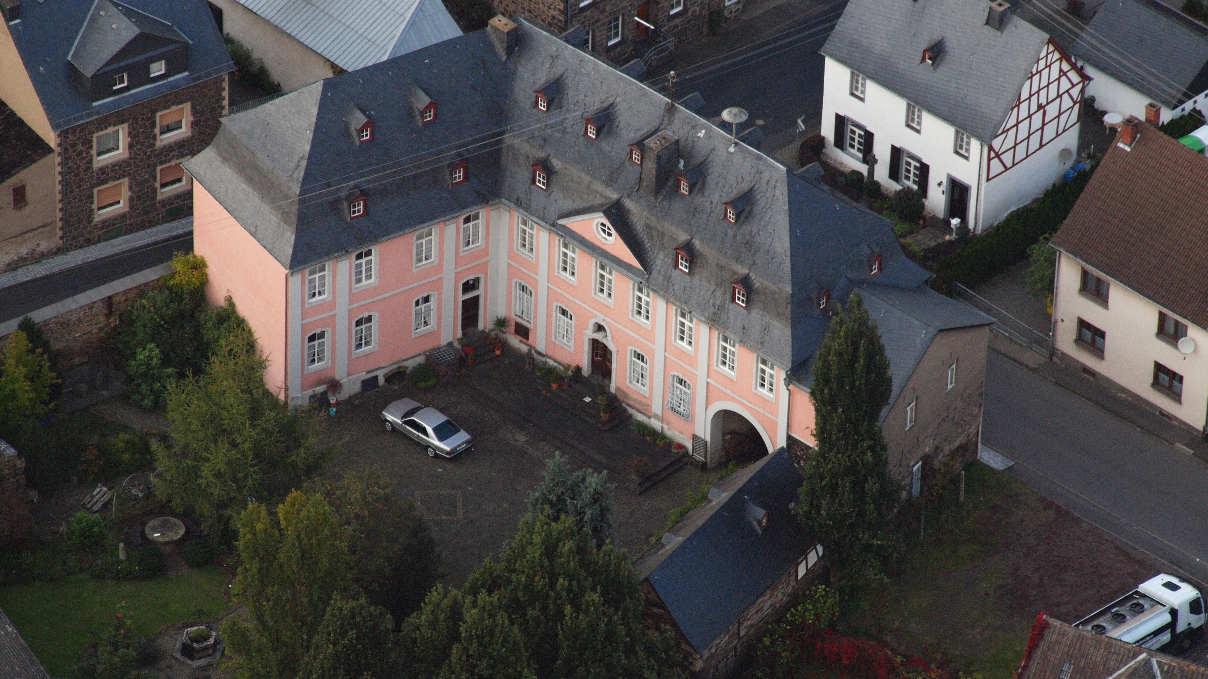 Burghaus Wassenach, Luftaufnahme (2014)