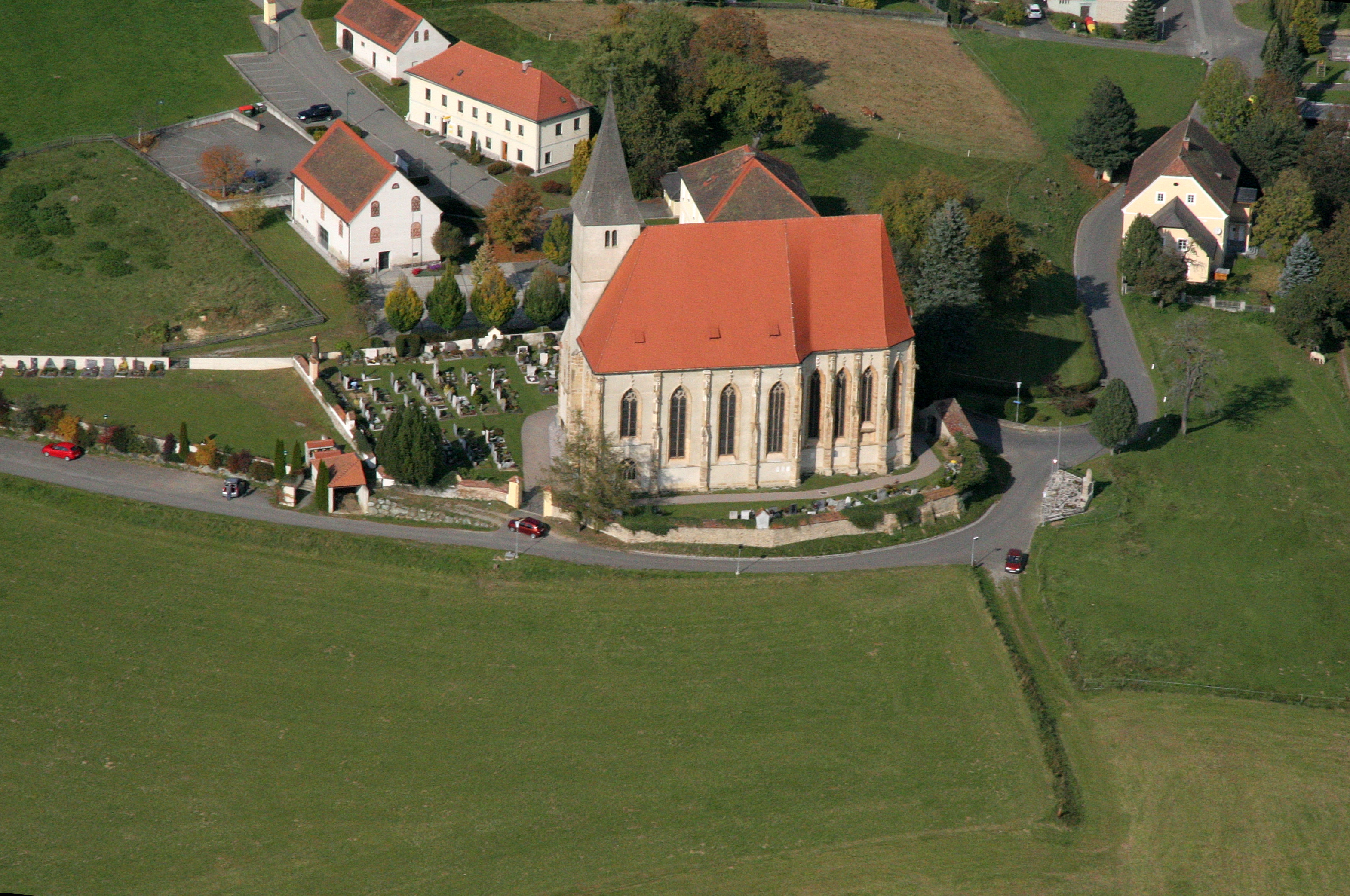 Kath. Pfarrkirche St. Maria im Paradeis, Friedhof, Luftbild 1