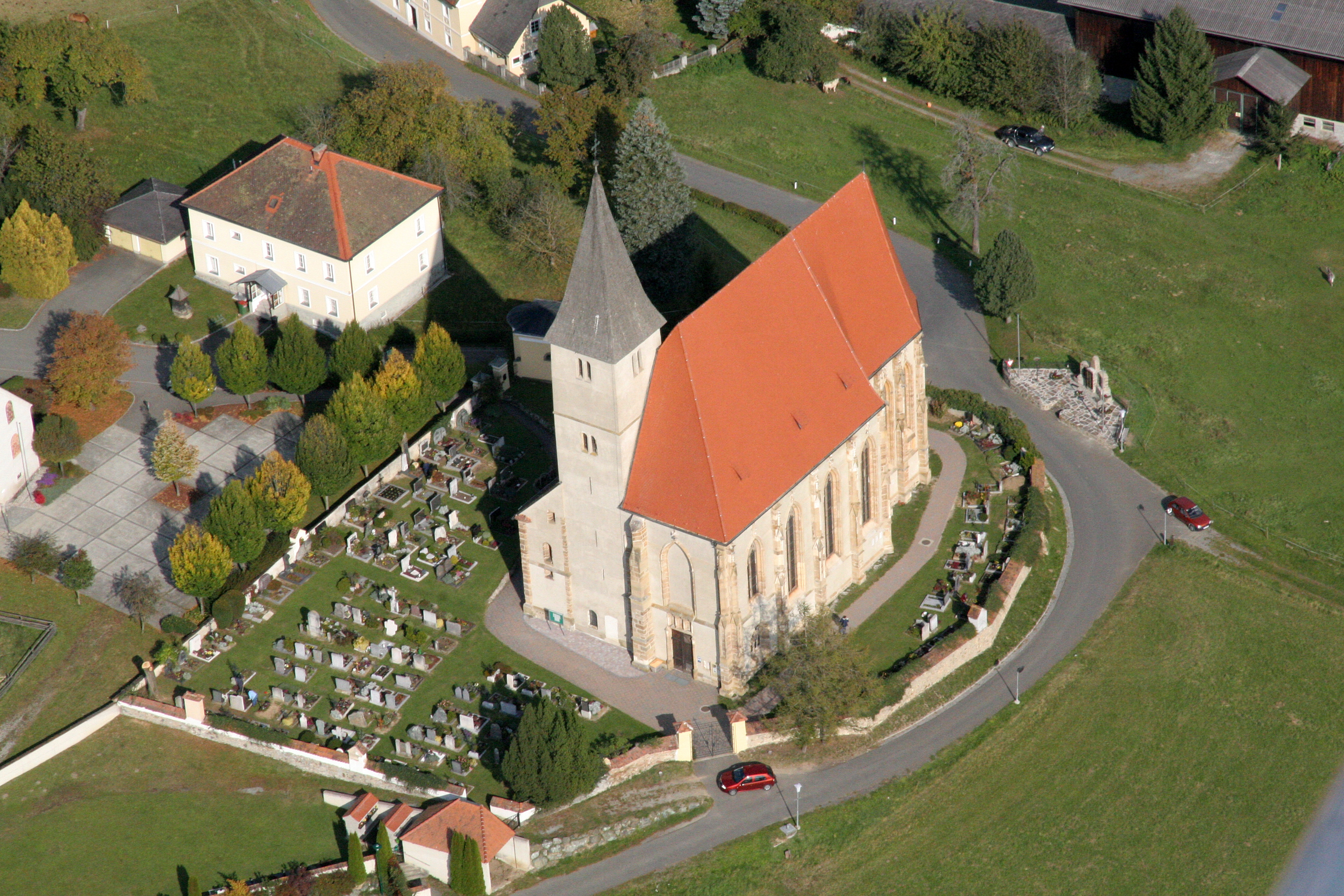 Kath. Pfarrkirche St. Maria im Paradeis, Friedhof, Pfarrhof, Luftbild 3