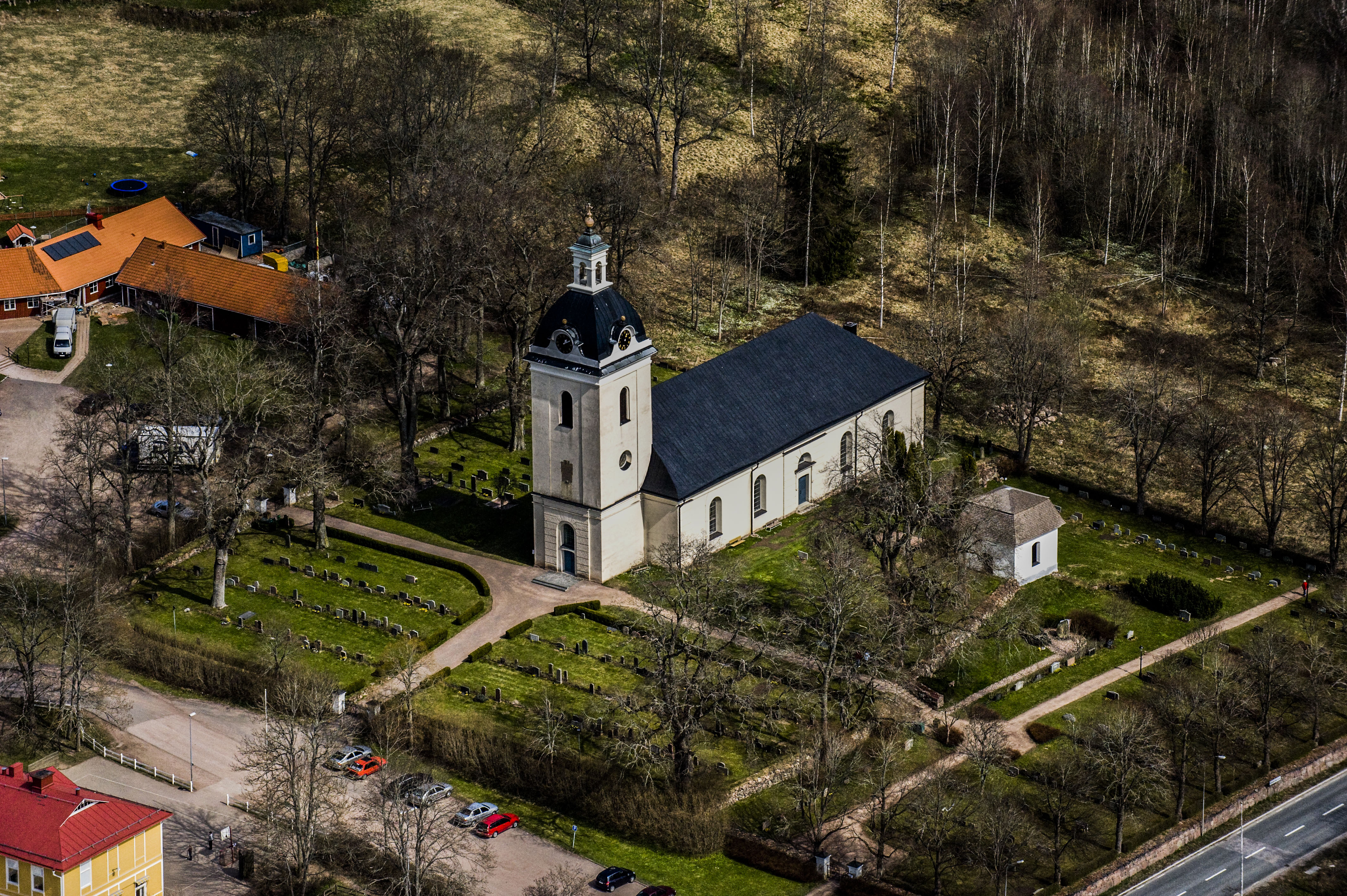Linderås kyrka från luften