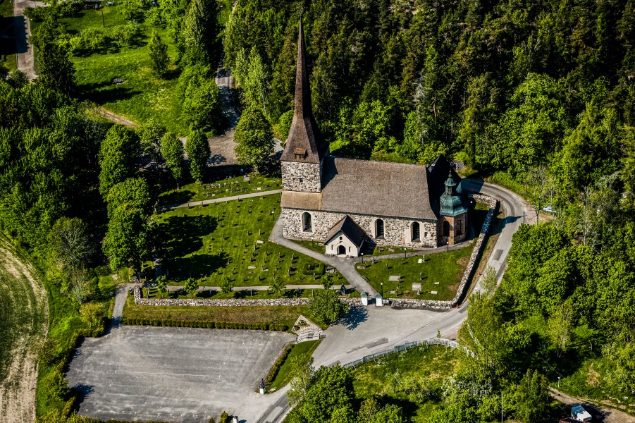 Österhaninge kyrka från luften