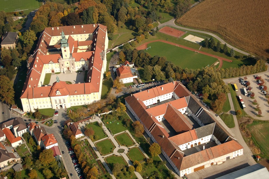 Benediktinerstift Seitenstetten samt Wirtschaftsgebäude, Hofgarten und Sportplatz