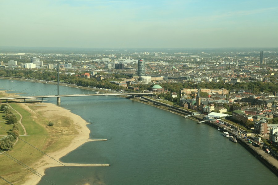 Düsseldorf - Oberkasseler Brücke (Rheinturm) 01 ies