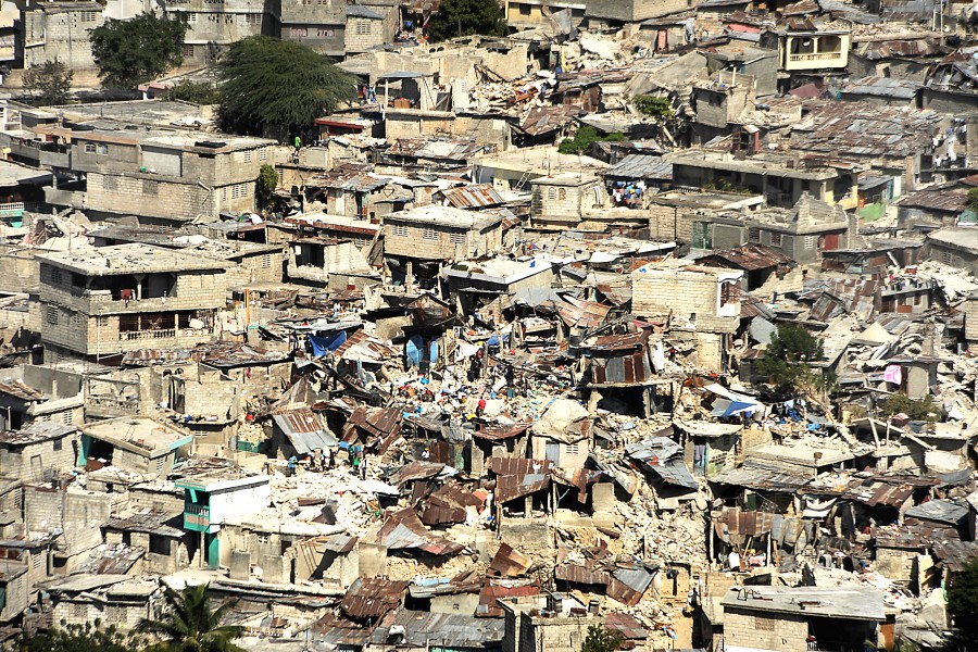 Earthquake damage in downtown Port-au-Prince 2010-01-16 1