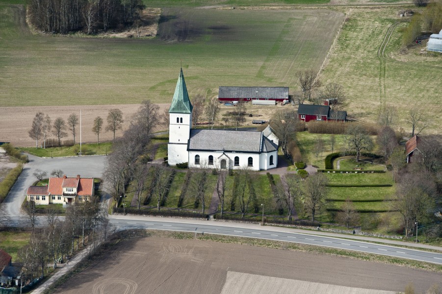 Fivelstads kyrka från luften