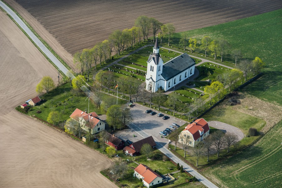 Högby kyrka från luften