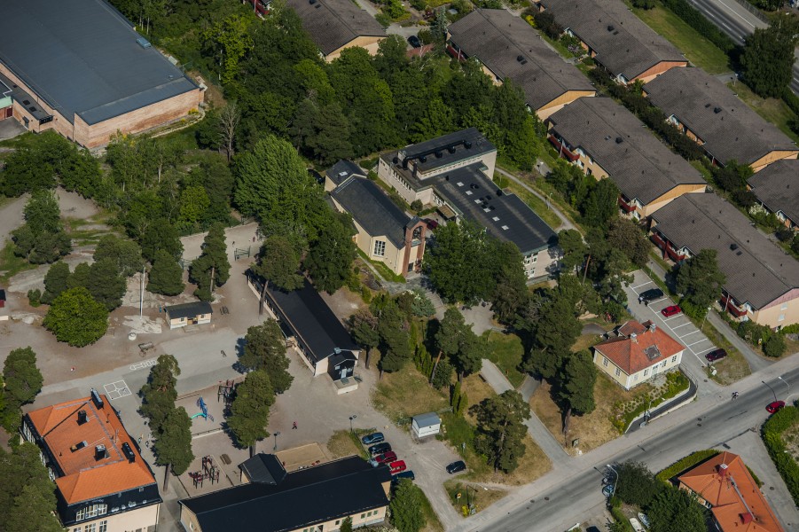 Hässelby villastads kyrka från luften