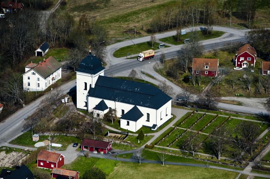 Kimstads kyrka från luften