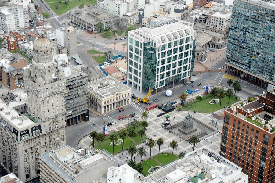 Plaza Independencia y Torre Ejecutiva