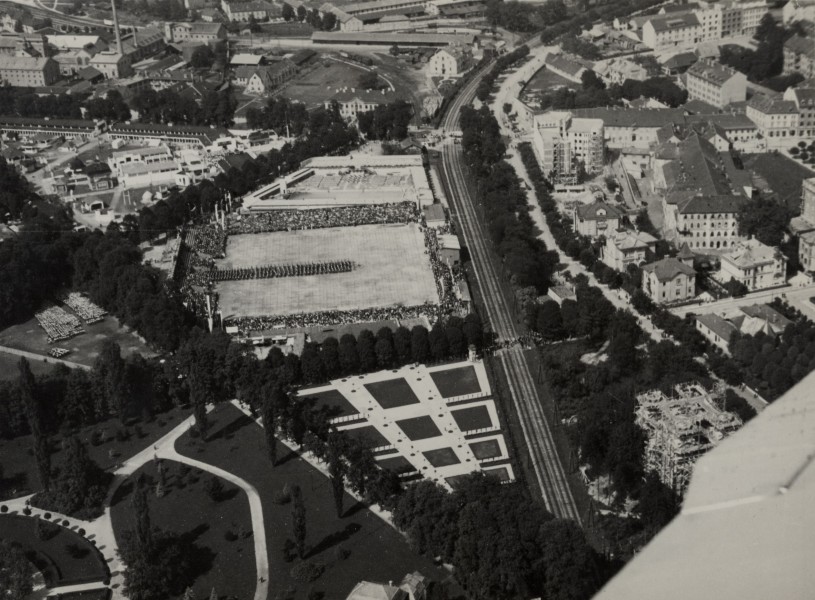 Pogled na Ljubljanski velesejem, sokolsko telovadišče, Lattermanov drevored in železniško progo z letala 1933