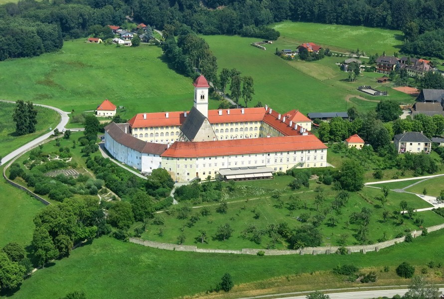 St. Georgen Längsee, ehemaliges Benediktinerinnenstift aus dem 12.Jh., 1783 aufgehoben, seit 1959 Schulstandort bzw. Bildungshaus, Hotel, Seminarzentrum der Diozöse Gurk