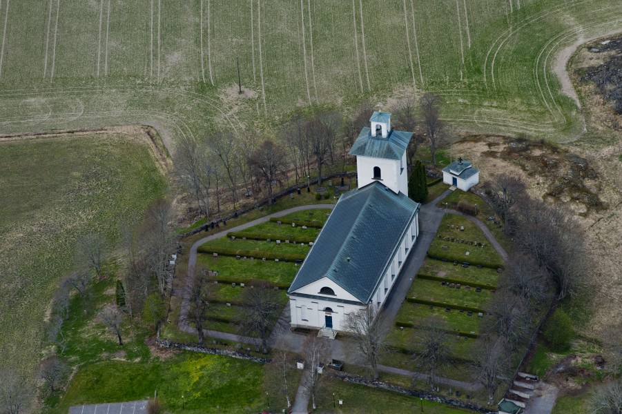 Västra Husby kyrka från luften
