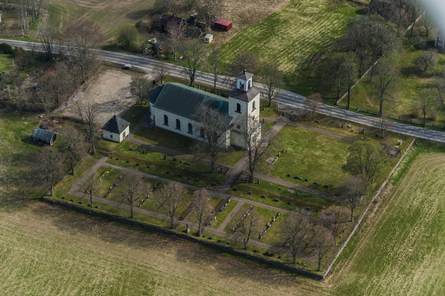 Vallerstads kyrka från luften, 2014