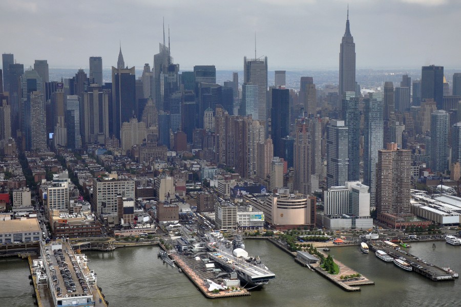 Vista arerea della USS Intrepid - porto di New York