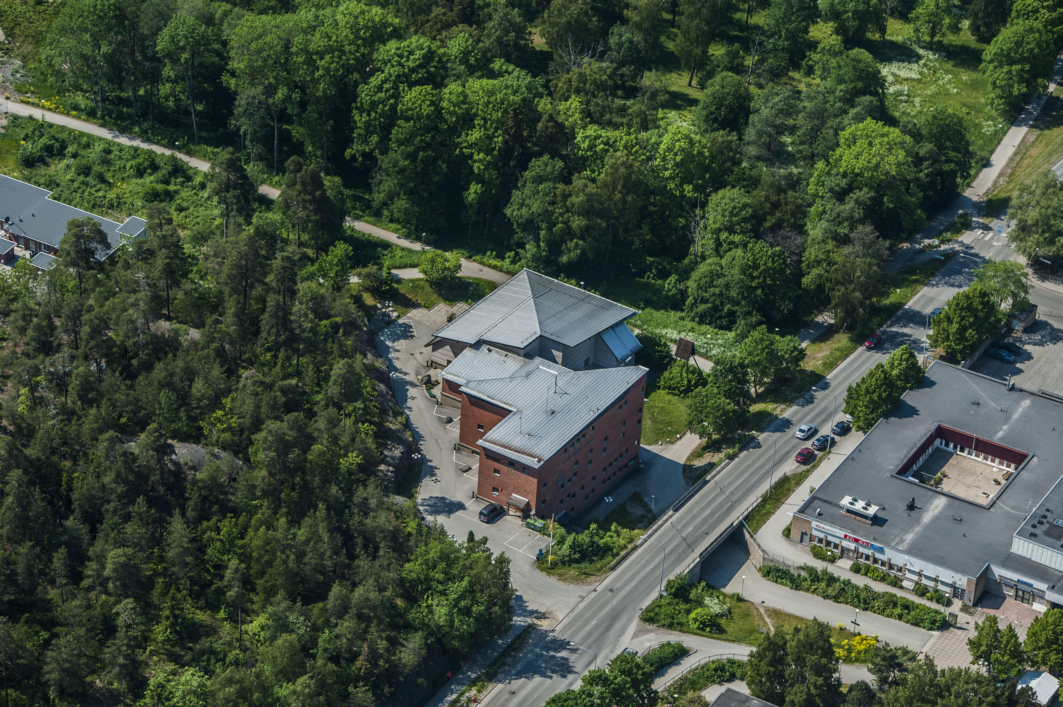 Vårby gårds kyrka från luften