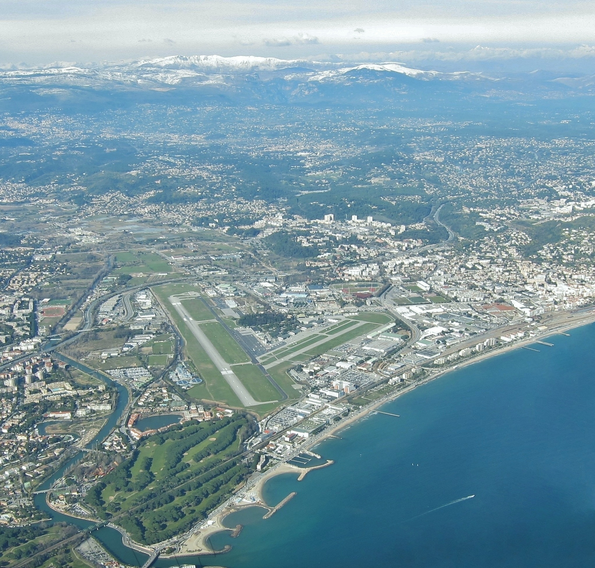 Vue aérienne de l'aéroport de Cannes-Mandelieu