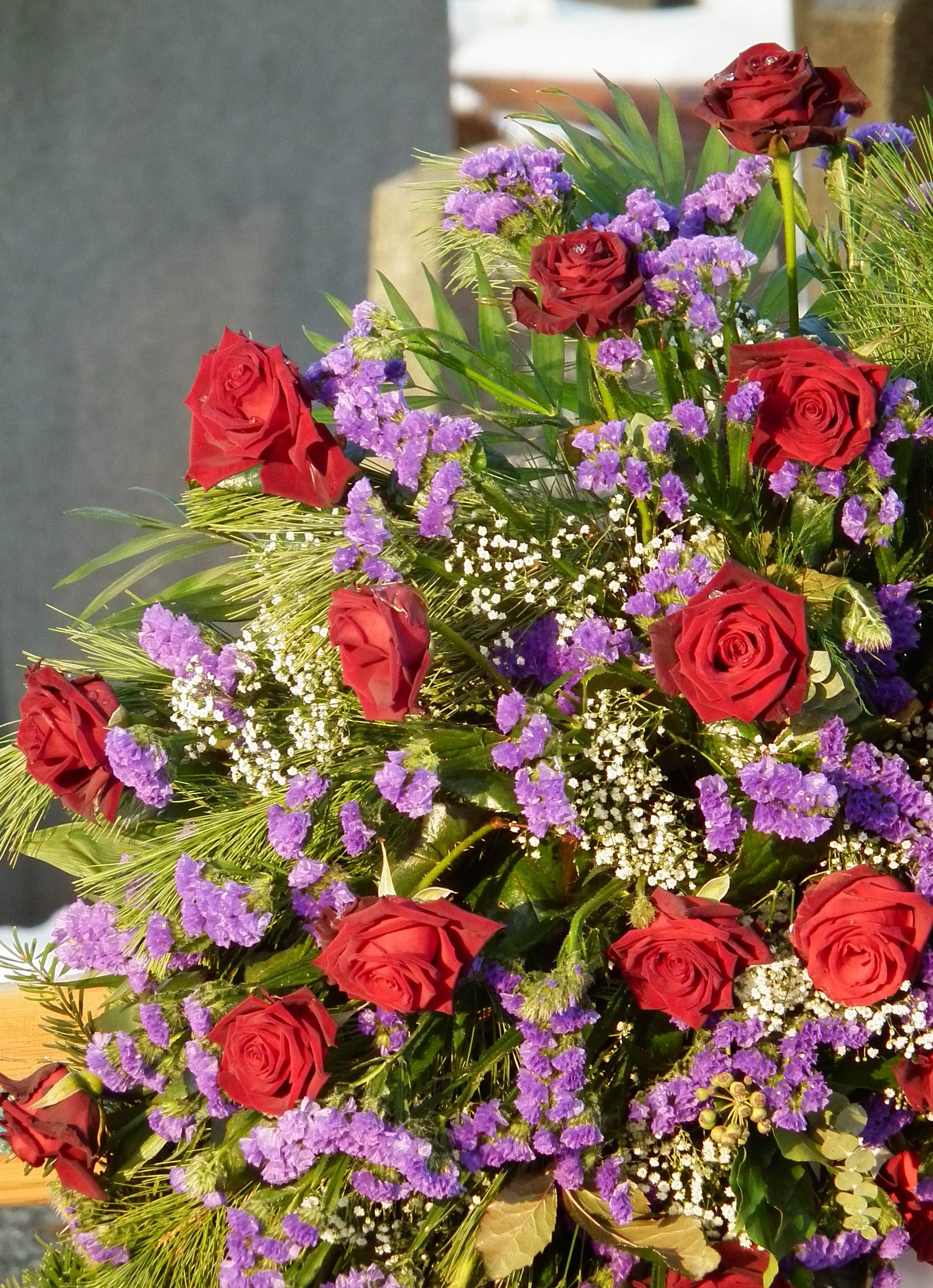 Gesteck aus Rosen Schleierkraut