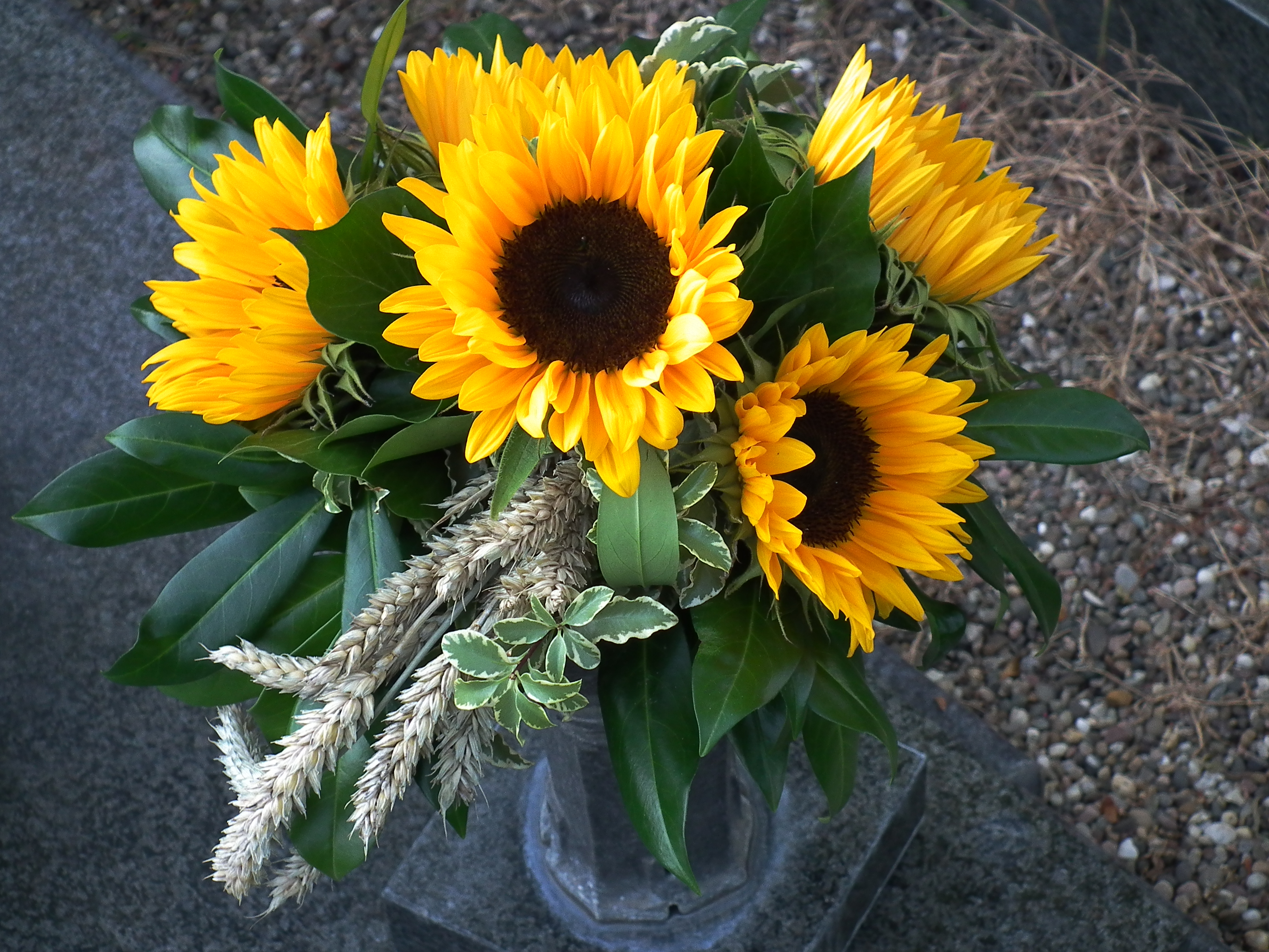 Grabstrauß Sonnenblumen
