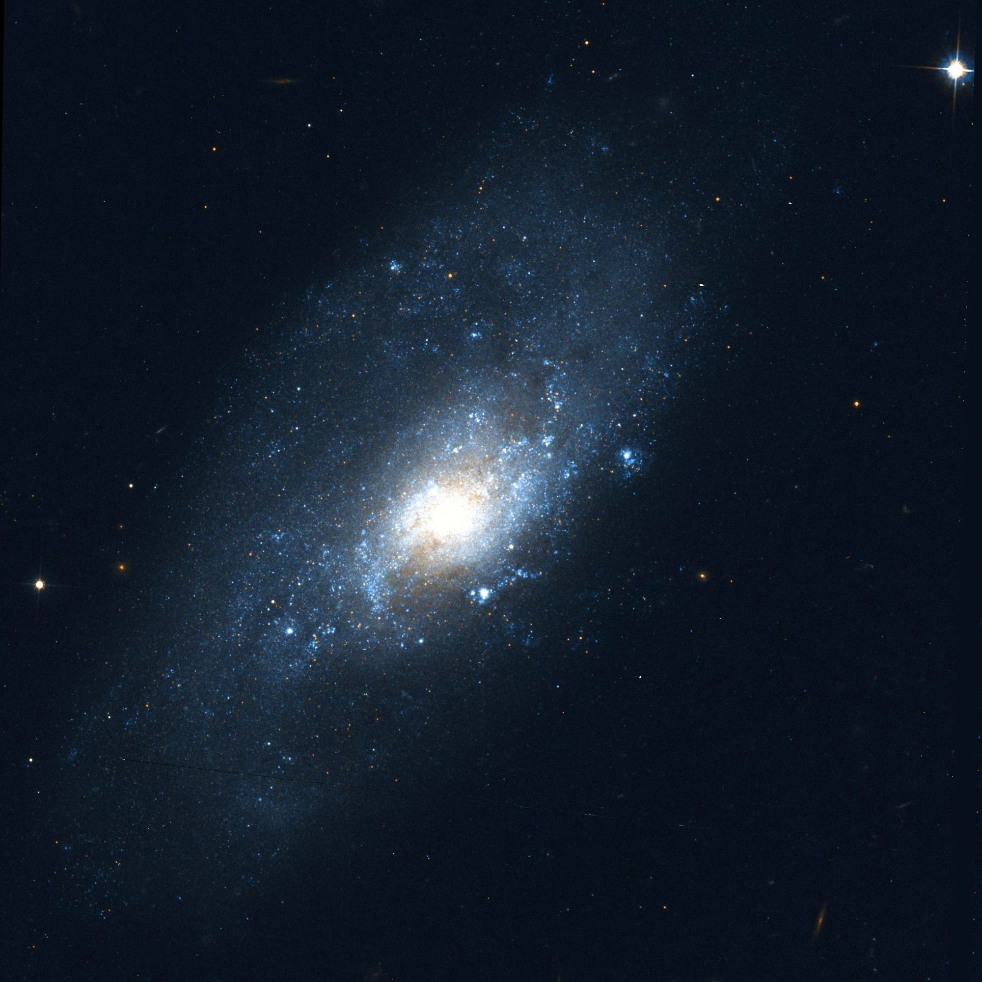 NGC 4980 Hubble WikiSky
