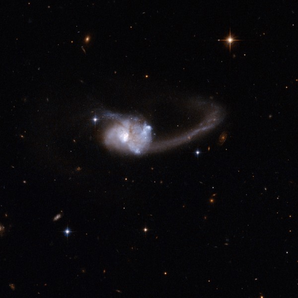 Hubble Interacting Galaxy ESO 286-19 (2008-04-24)