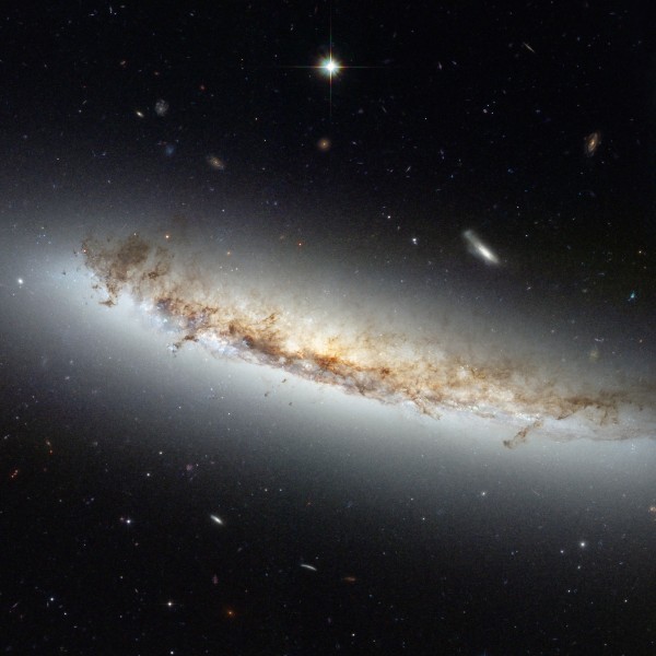 NGC 4402 Hubble heic0911c