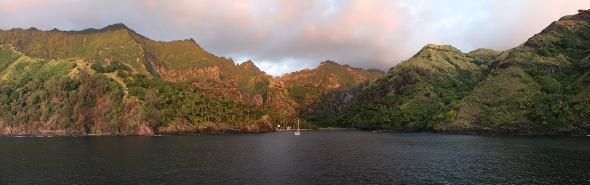 FatuIva BaieDesVierges Panorama 20061111