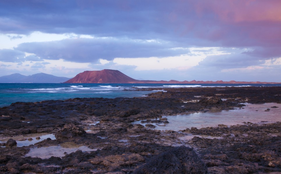 Islote de Lobos, como se ve desde la playa Flag Beach, anochecer