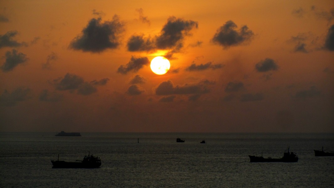 Sunset Male Harbor (5949065012)