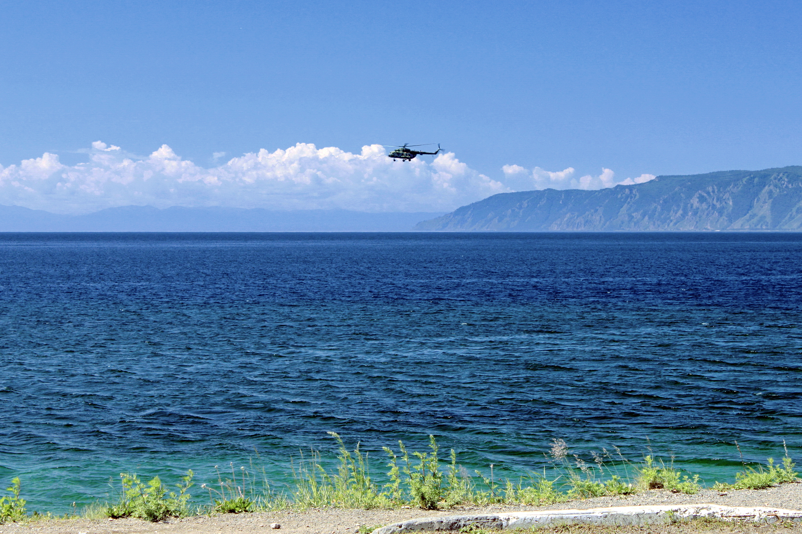 Helikopter nad jeziorem Bajkał