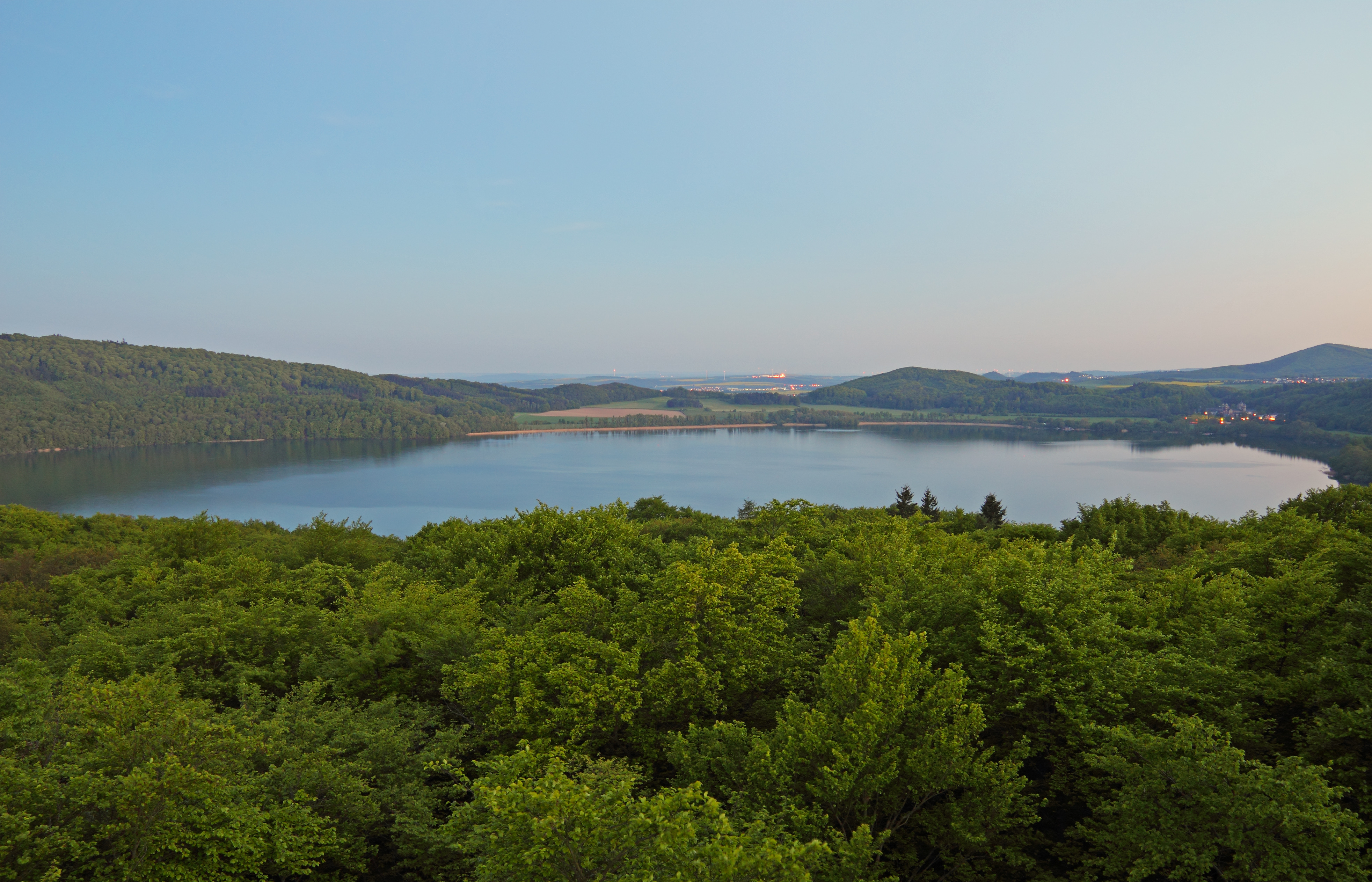 Laacher See vom Lydiaturm in Daemmerung