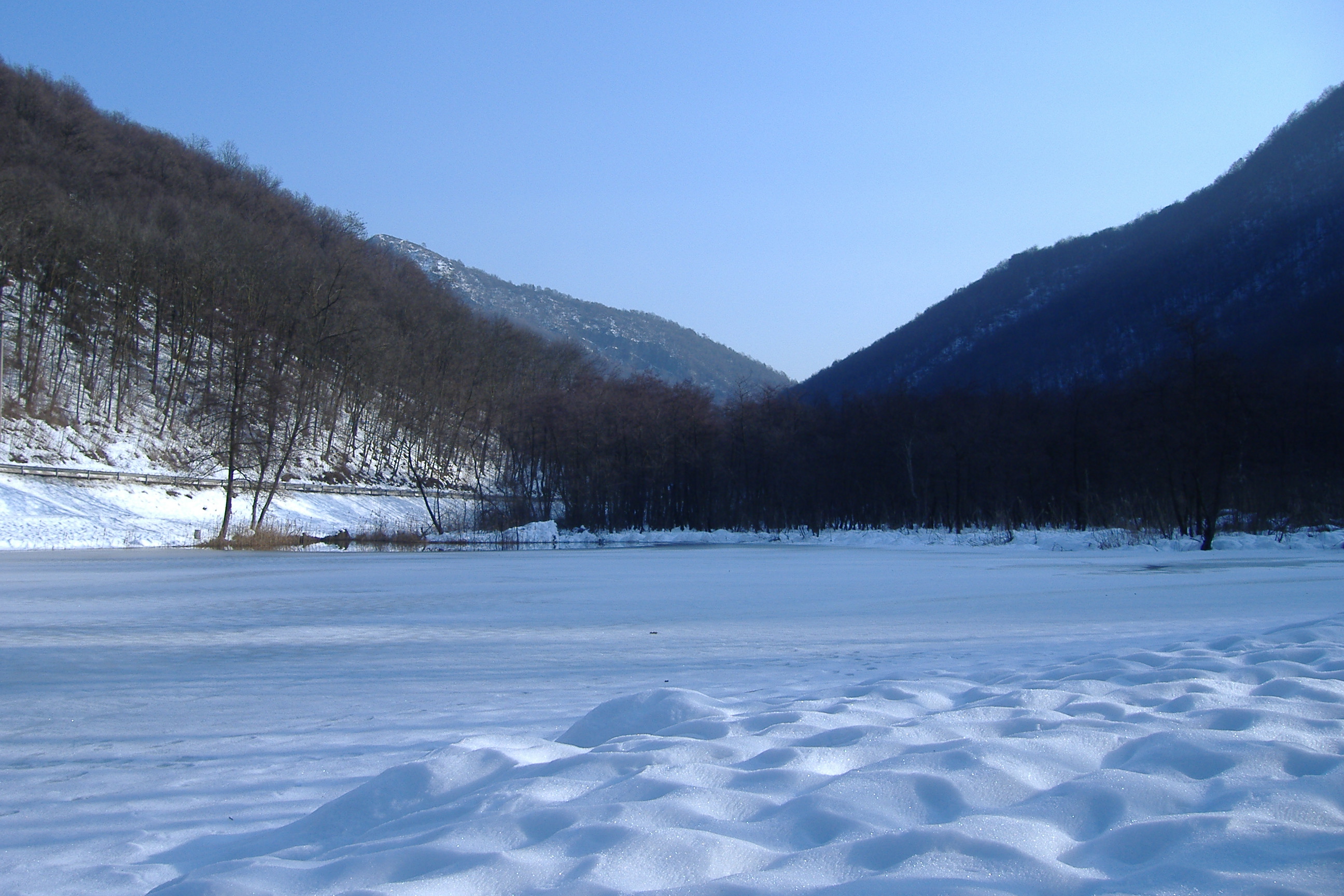 Lago di Brinzio ghiacciato