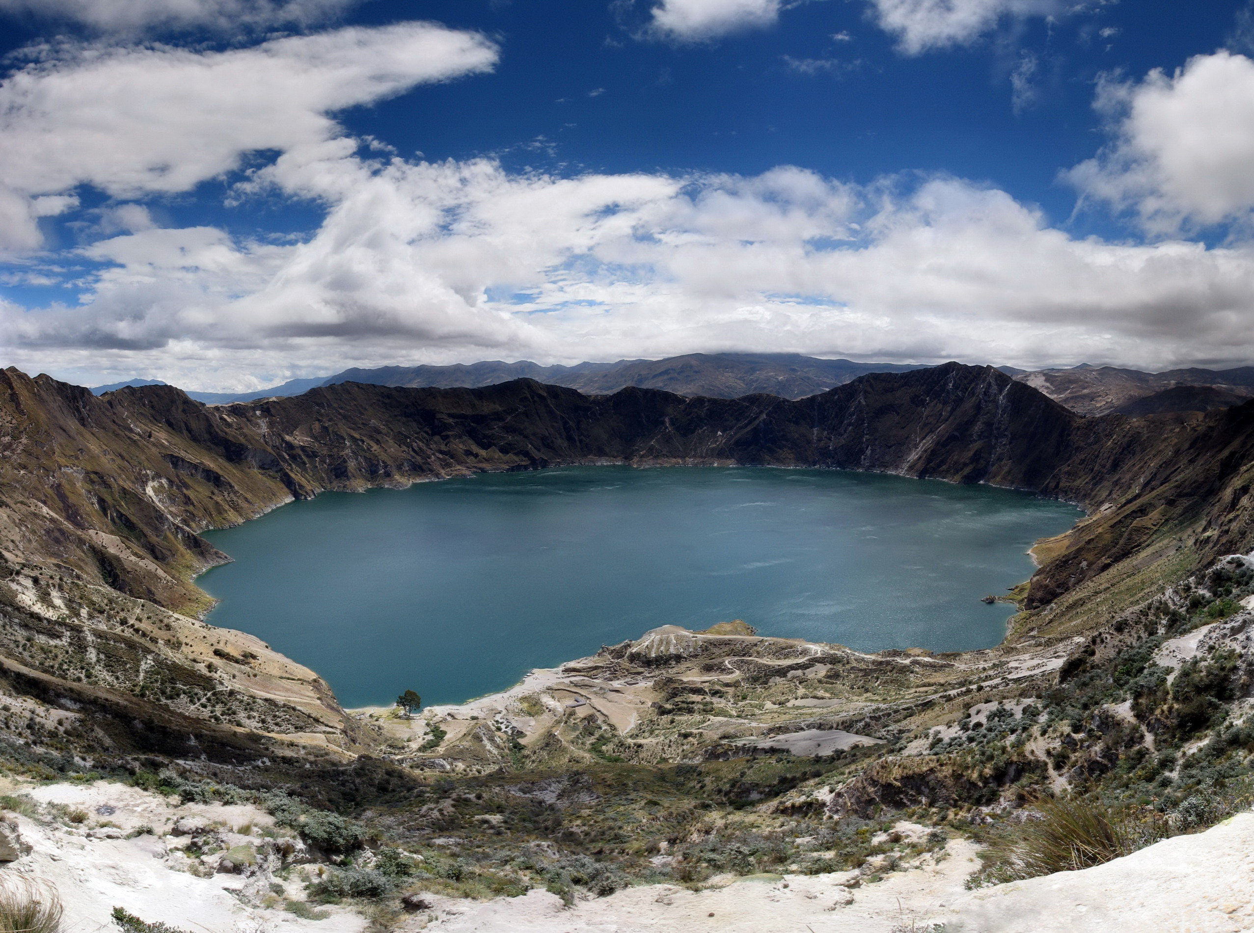Panorama quilotoa crater lake ecuador